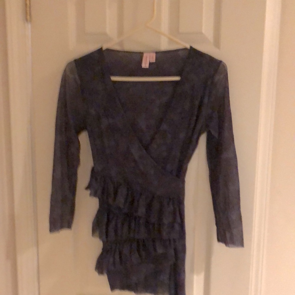 Size small v-neck ruffled top